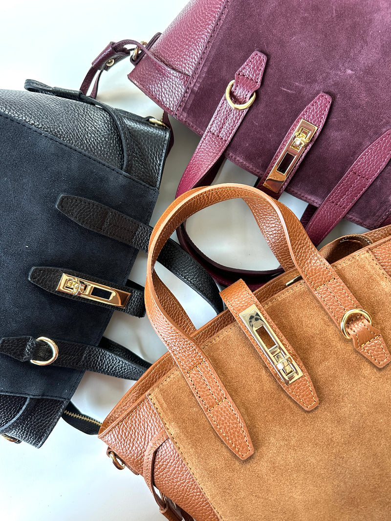 Borsa 100% pelle, rigida con manici a mano, chiusura zip con gancio sicurezza dorato sul davanti, tracolla regolabile e tasca interna. 