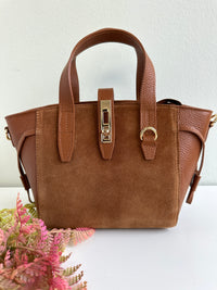 Borsa 100% pelle, rigida con manici a mano, chiusura zip con gancio sicurezza dorato sul davanti, tracolla regolabile e tasca interna. 
