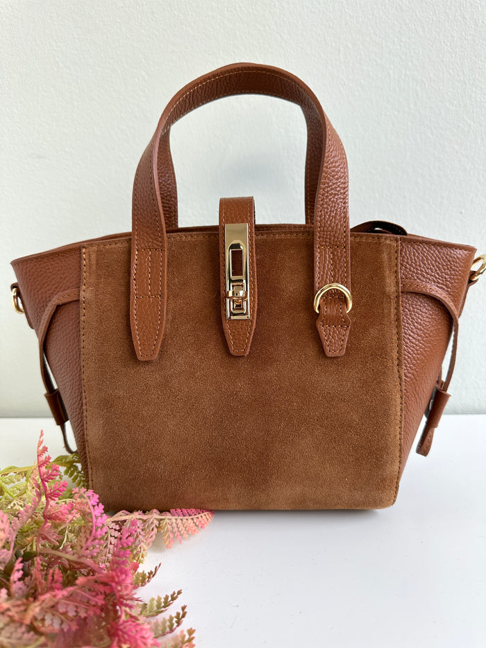 Borsa 100% pelle, rigida con manici a mano, chiusura zip con gancio sicurezza dorato sul davanti, tracolla regolabile e tasca interna. 