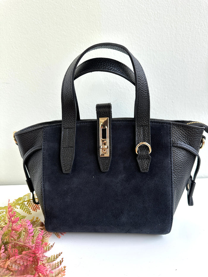 Borsa 100% pelle, rigida con manici a mano, chiusura zip con gancio sicurezza dorato sul davanti, tracolla regolabile e tasca interna.  