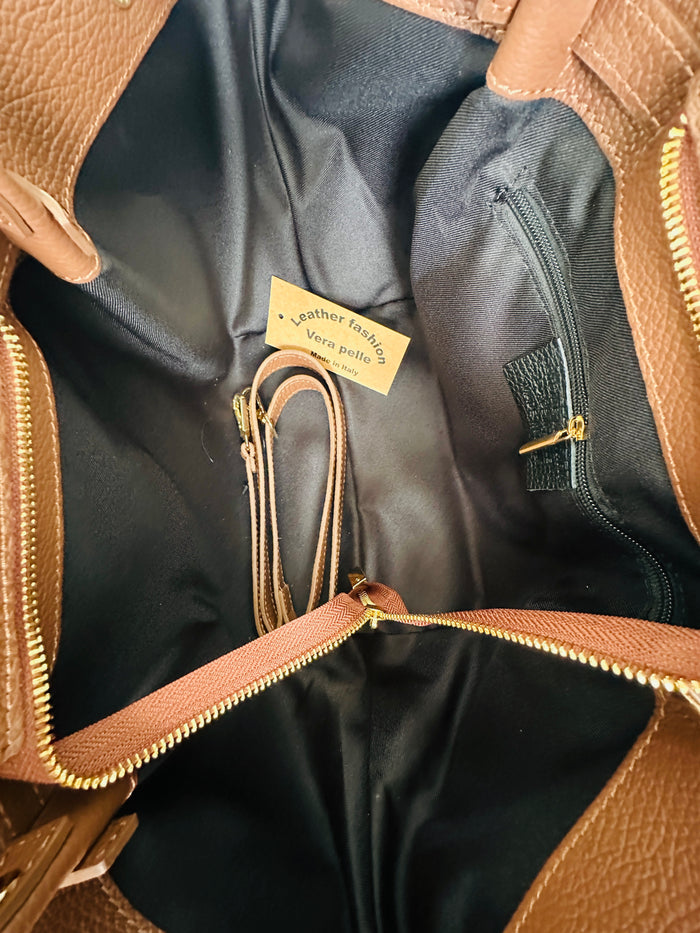 Borsa 100% pelle con manici a spalla, chiusura zip, tasca interna e tracolla regolabile. Colore marrone. 