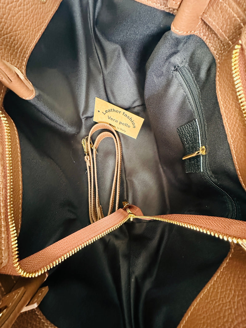 Borsa 100% pelle con manici a spalla, chiusura zip, tasca interna e tracolla regolabile. Colore marrone. 