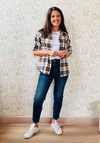 Camicia a quadri con collo alla coreana e strappi decorativi. Taglio leggermente svasato e vestibilità morbida. 