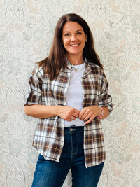 Camicia a quadri con collo alla coreana e strappi decorativi. Taglio leggermente svasato e vestibilità morbida. 