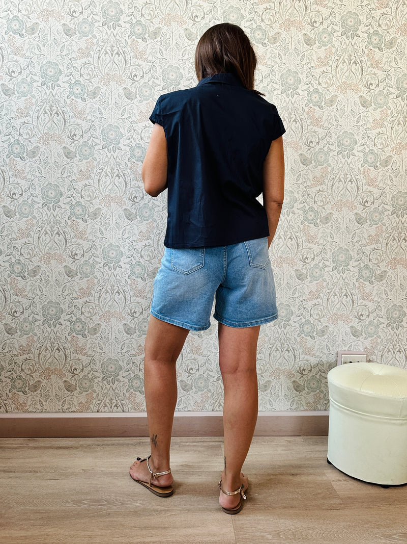 Camicia a manica corta con bottoni e tasca sul davanti. Colore: blu