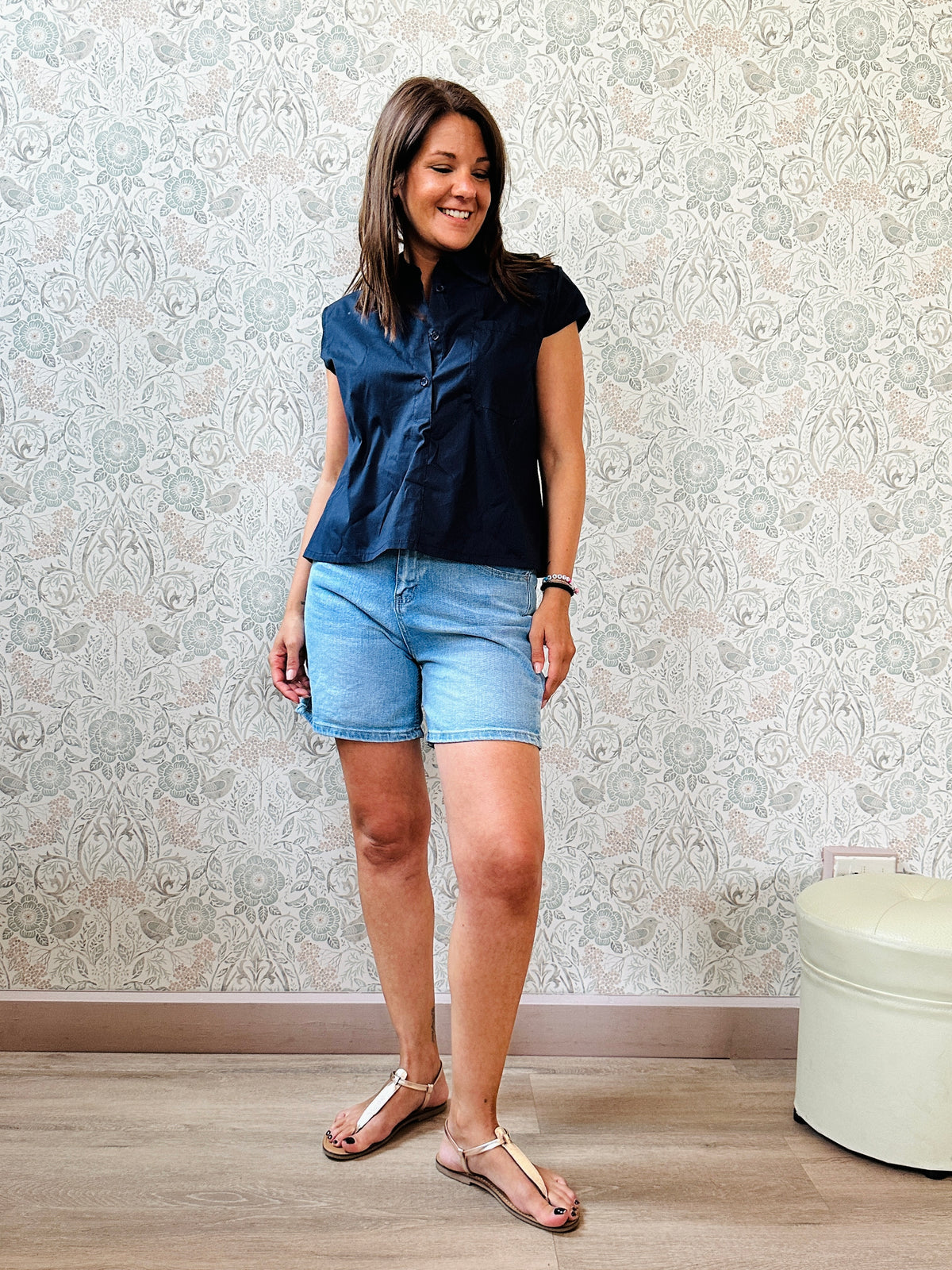 Camicia a manica corta con bottoni e tasca sul davanti. Colore: blu