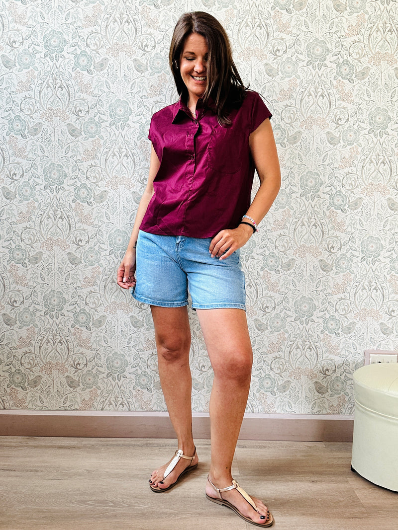 Camicia a manica corta con bottoni e tasca sul davanti. Colore: bordeaux 