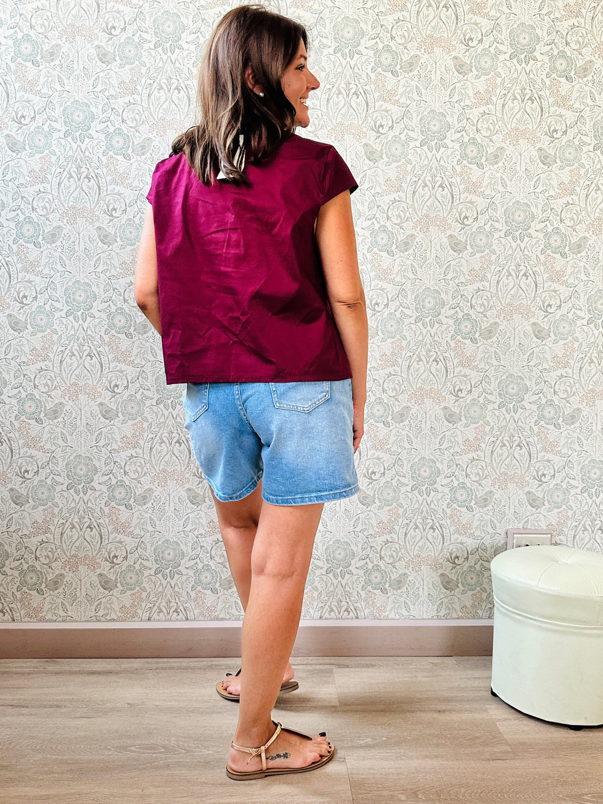 Camicia a manica corta con bottoni e tasca sul davanti. Colore: bordeaux 