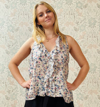Camicia donna 100% cotone. Camicia con scollo a v con dettaglio volant e taglio svasato. Taglia unica consigliata fino alla 44/46. Capi must-haves made in Italy
