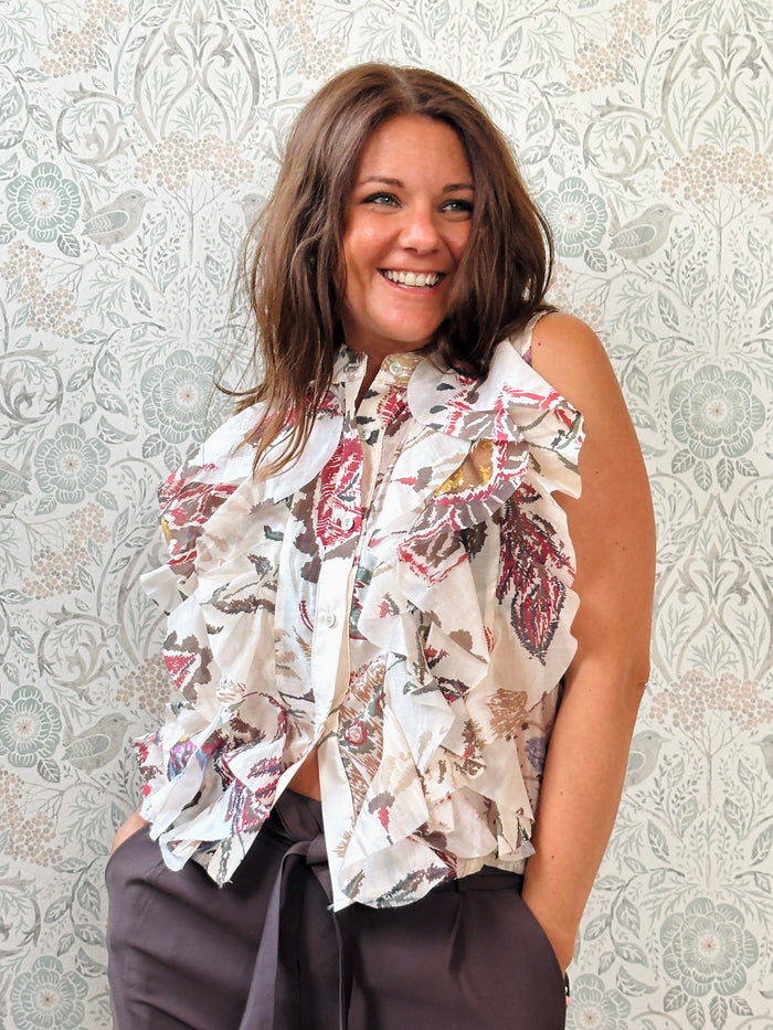 Camicia fantasia senza maniche, scollo alla coreana e dettaglio volant