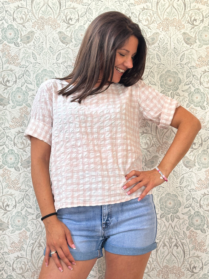 Camicia 100% lino, manica corta con scollo tondo ampio. Bottoni sul retro e taglio leggermente svasato.