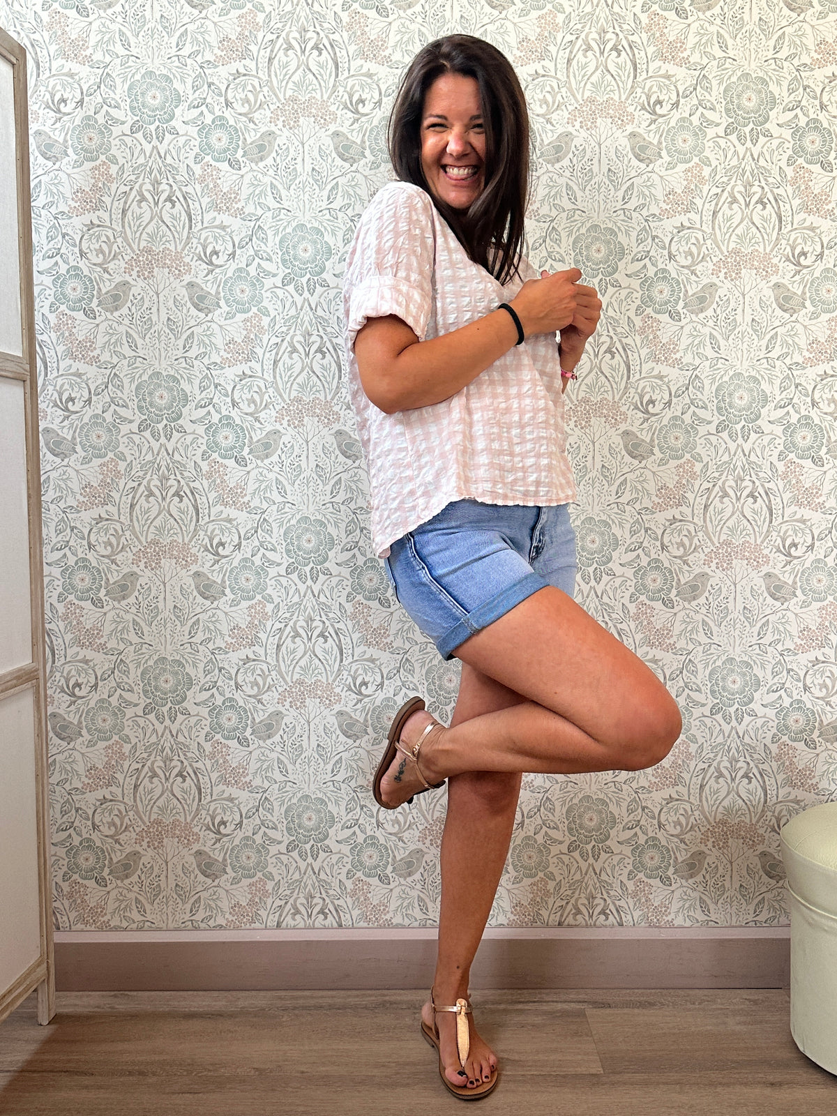 Camicia 100% lino, manica 3/4 con scollo tondo ampio. Bottoni sul retro e taglio leggermente svasato.