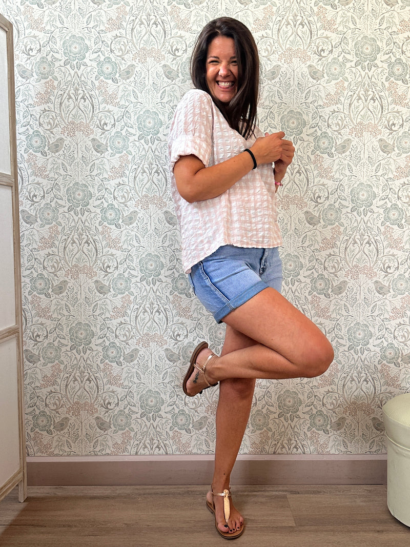 Camicia 100% lino, manica 3/4 con scollo tondo ampio. Bottoni sul retro e taglio leggermente svasato.