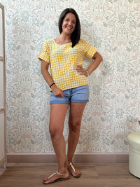 Camicia 100% lino, manica 3/4 con scollo tondo ampio. Bottoni sul retro e taglio leggermente svasato.