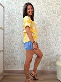 Camicia 100% lino, manica 3/4 con scollo tondo ampio. Bottoni sul retro e taglio leggermente svasato.