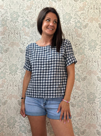 Camicia 100% lino, manica 3/4 con scollo tondo ampio. Bottoni sul retro e taglio leggermente svasato.