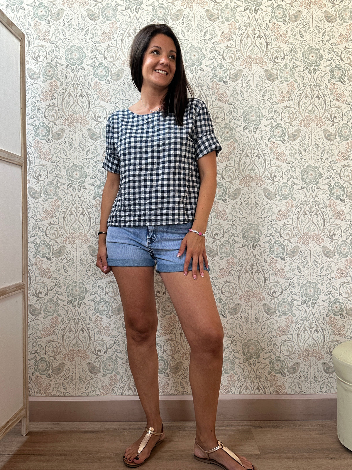 Camicia 100% lino, manica 3/4 con scollo tondo ampio. Bottoni sul retro e taglio leggermente svasato.