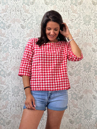 Camicia 100% lino, manica corta con scollo tondo ampio. Bottoni sul retro e taglio leggermente svasato.