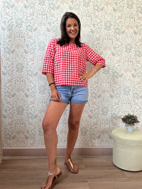Camicia 100% lino, manica corta con scollo tondo ampio. Bottoni sul retro e taglio leggermente svasato.