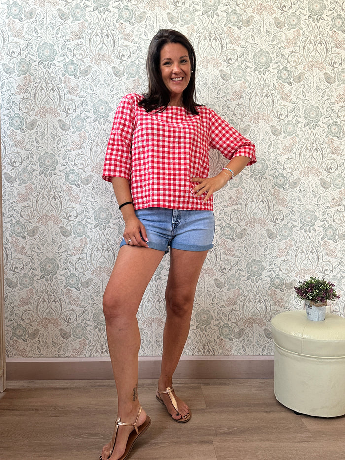 Camicia 100% lino, manica corta con scollo tondo ampio. Bottoni sul retro e taglio leggermente svasato.