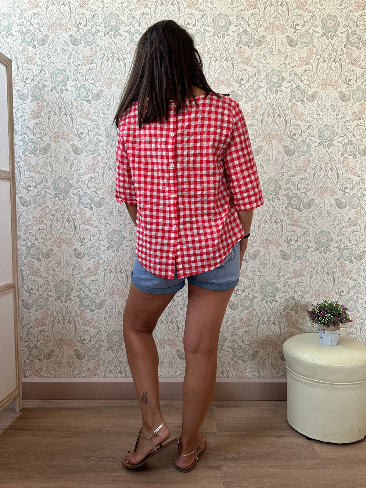 Camicia 100% lino, manica 3/4 con scollo tondo ampio. Bottoni sul retro e taglio leggermente svasato.