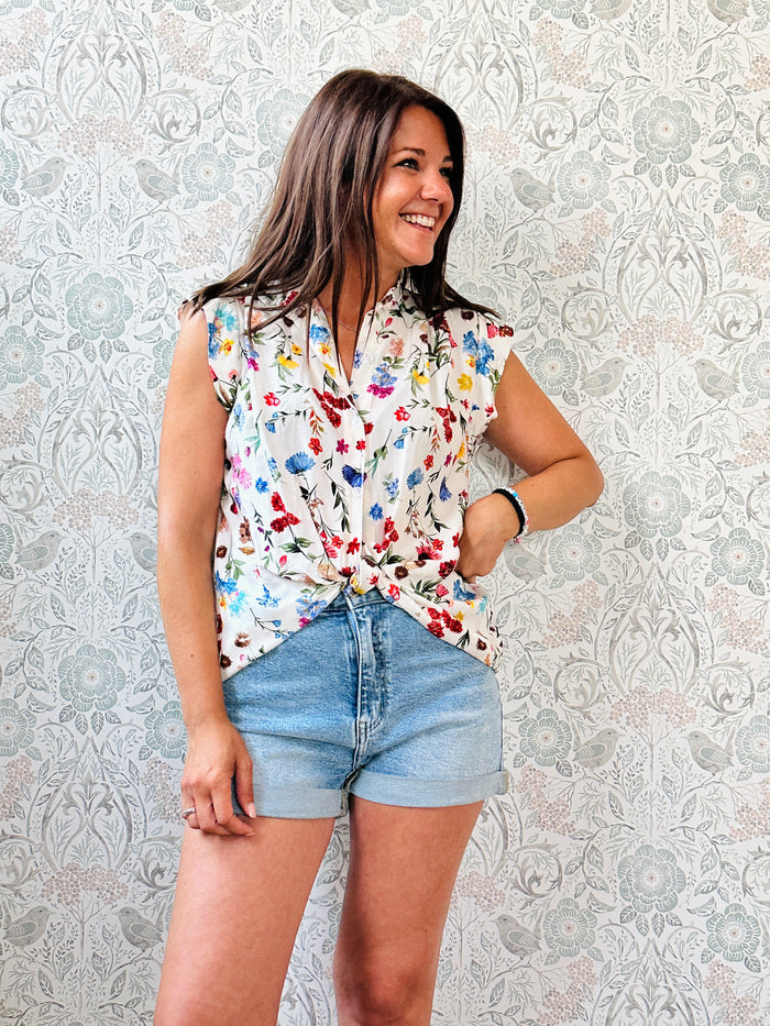 Camicia senza manica, corta e con scollo alla coreana. Possibilità di chiusura dritta o con nodo