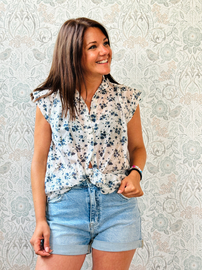 Camicia senza manica corta e con scollo alla coreana. Possibilità di chiusura dritta o con nodo. 