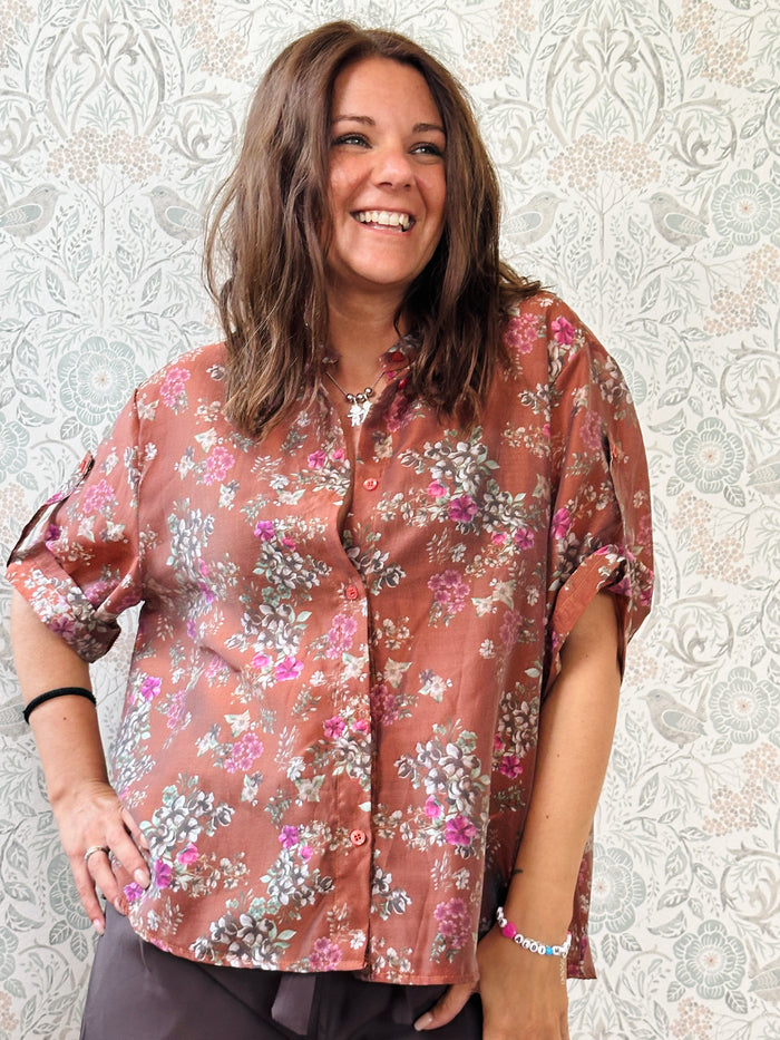 Camicia a manica corta con risvolto removibile e scollo alla coreana. Taglio svasato e vestibilità molto morbida.