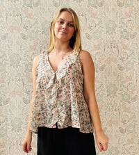 Camicia a fiori, donna 100% cotone. Camicia con scollo a v con dettaglio volant e taglio svasato. Taglia unica consigliata fino alla 44/46. Capi must-haves made in Italy 
