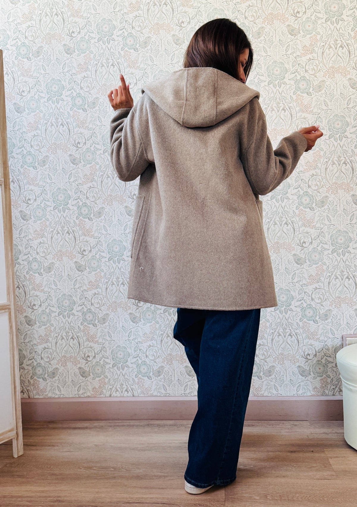 Cappotto beige, taglio dritto e ampio con chiusura zip, cappuccio e tasche sul davanti a viste e aperte.  