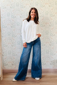 Cardigan donna con scollo tondo e bottoncini. Taglio regolare e vestibilità morbida e ampia. Taglia unica consigliata fino alla 46/48. Outfit Made in Italy 