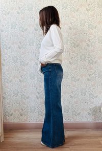 Cardigan donna con scollo tondo e bottoncini. Taglio regolare e vestibilità morbida e ampia. Taglia unica consigliata fino alla 46/48. Outfit Made in Italy   