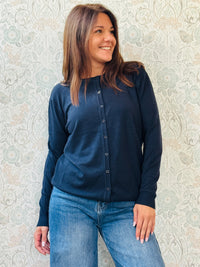 Cardigan donna con scollo tondo e bottoncini. Taglio regolare e vestibilità morbida e ampia. Taglia unica consigliata fino alla 46/48. Outfit Made in Italy 