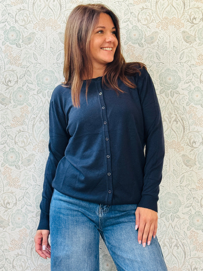 Cardigan donna con scollo tondo e bottoncini. Taglio regolare e vestibilità morbida e ampia. Taglia unica consigliata fino alla 46/48. Outfit Made in Italy 