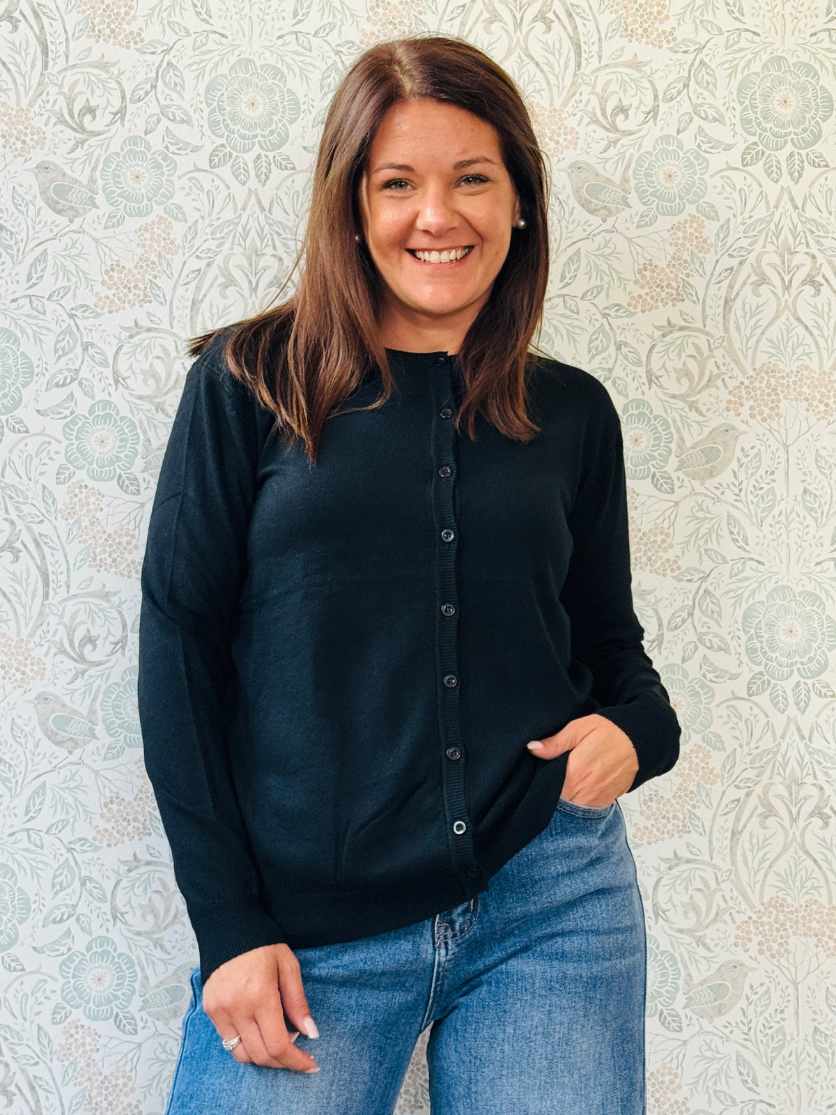 Cardigan donna con scollo tondo e bottoncini. Taglio regolare e vestibilità morbida e ampia. Taglia unica consigliata fino alla 46/48. Outfit Made in Italy  