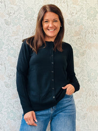 Cardigan donna con scollo tondo e bottoncini. Taglio regolare e vestibilità morbida e ampia. Taglia unica consigliata fino alla 46/48. Outfit Made in Italy  