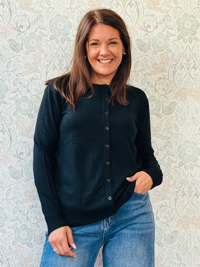 Cardigan donna con scollo tondo e bottoncini. Taglio regolare e vestibilità morbida e ampia. Taglia unica consigliata fino alla 46/48. Outfit Made in Italy  