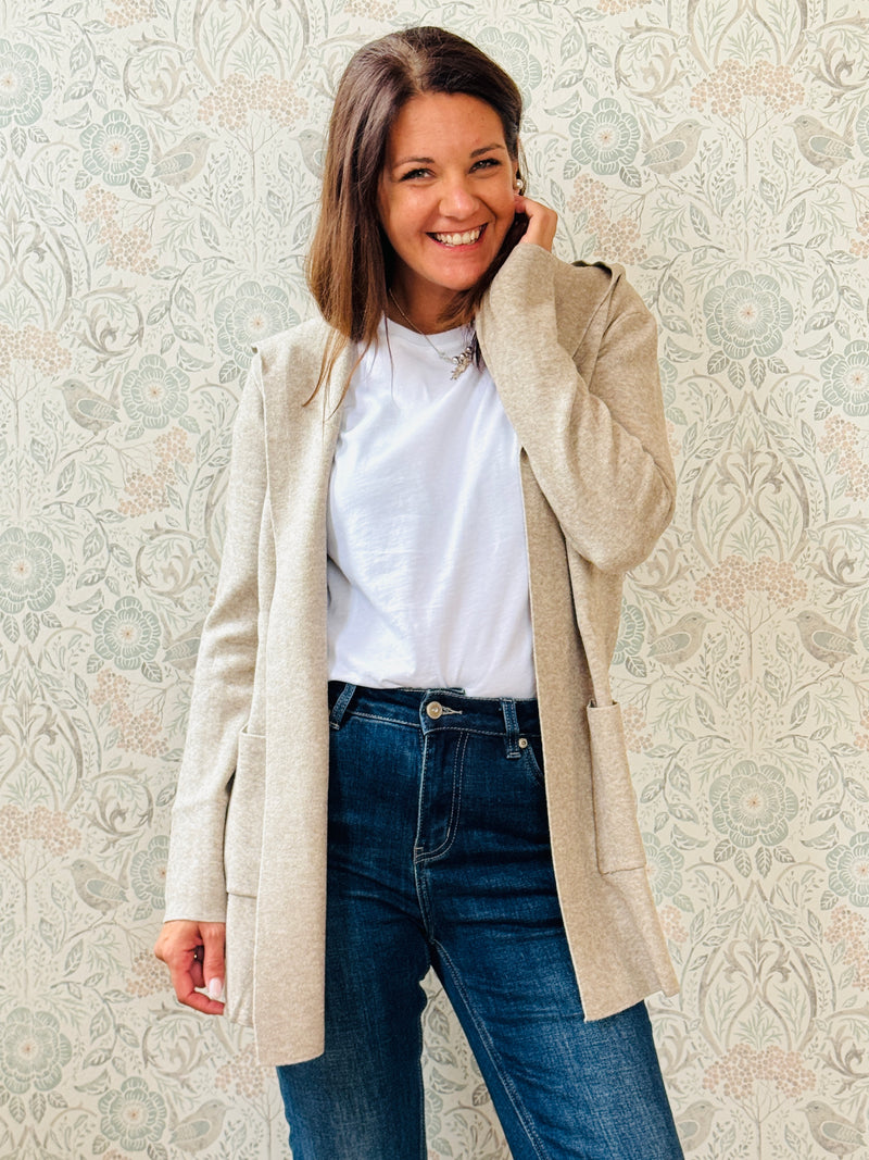 Cardigan da donna lungo con cappuccio e tasche a vista aperte sul davanti.  