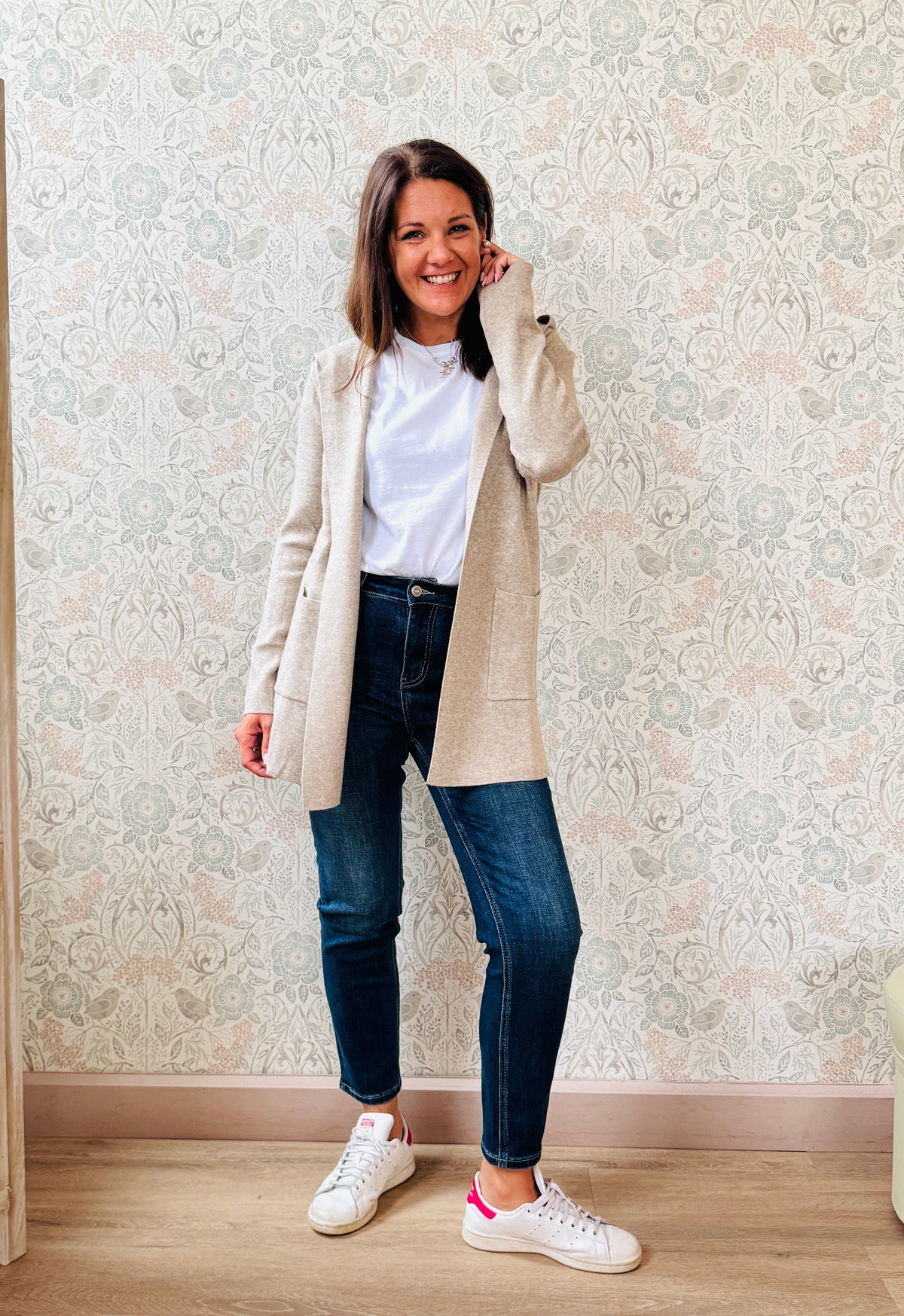 Cardigan da donna lungo con cappuccio e tasche a vista aperte sul davanti.  