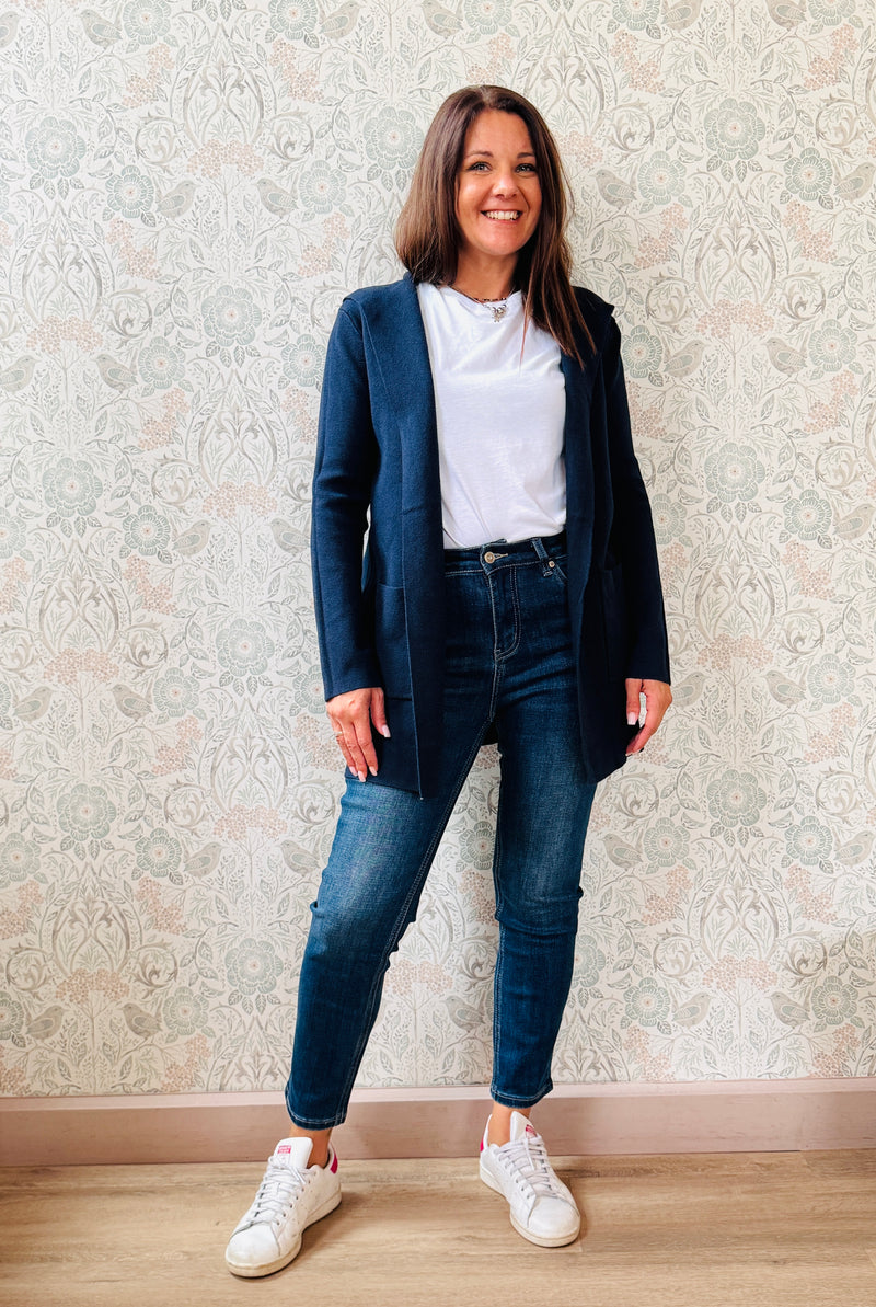 Cardigan da donna lungo con cappuccio e tasche a vista aperte sul davanti. 