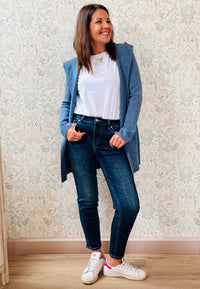 Cardigan da donna lungo con cappuccio e tasche a vista aperte sul davanti.  