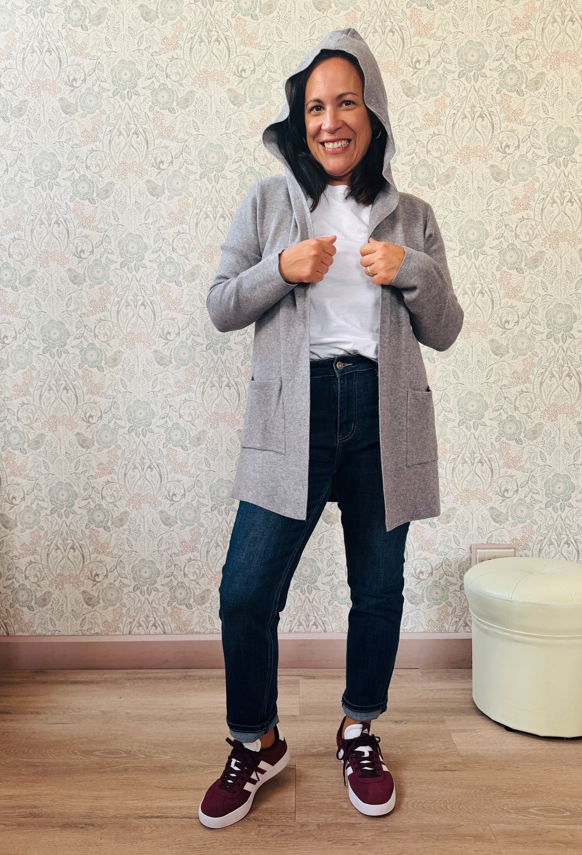 Cardigan da donna lungo con cappuccio e tasche a vista aperte sul davanti.   