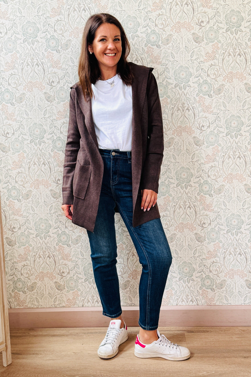 Cardigan da donna lungo con cappuccio e tasche a vista aperte sul davanti.  