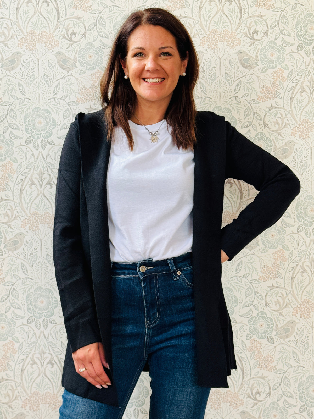 Cardigan da donna lungo con cappuccio e tasche a vista aperte sul davanti. 
