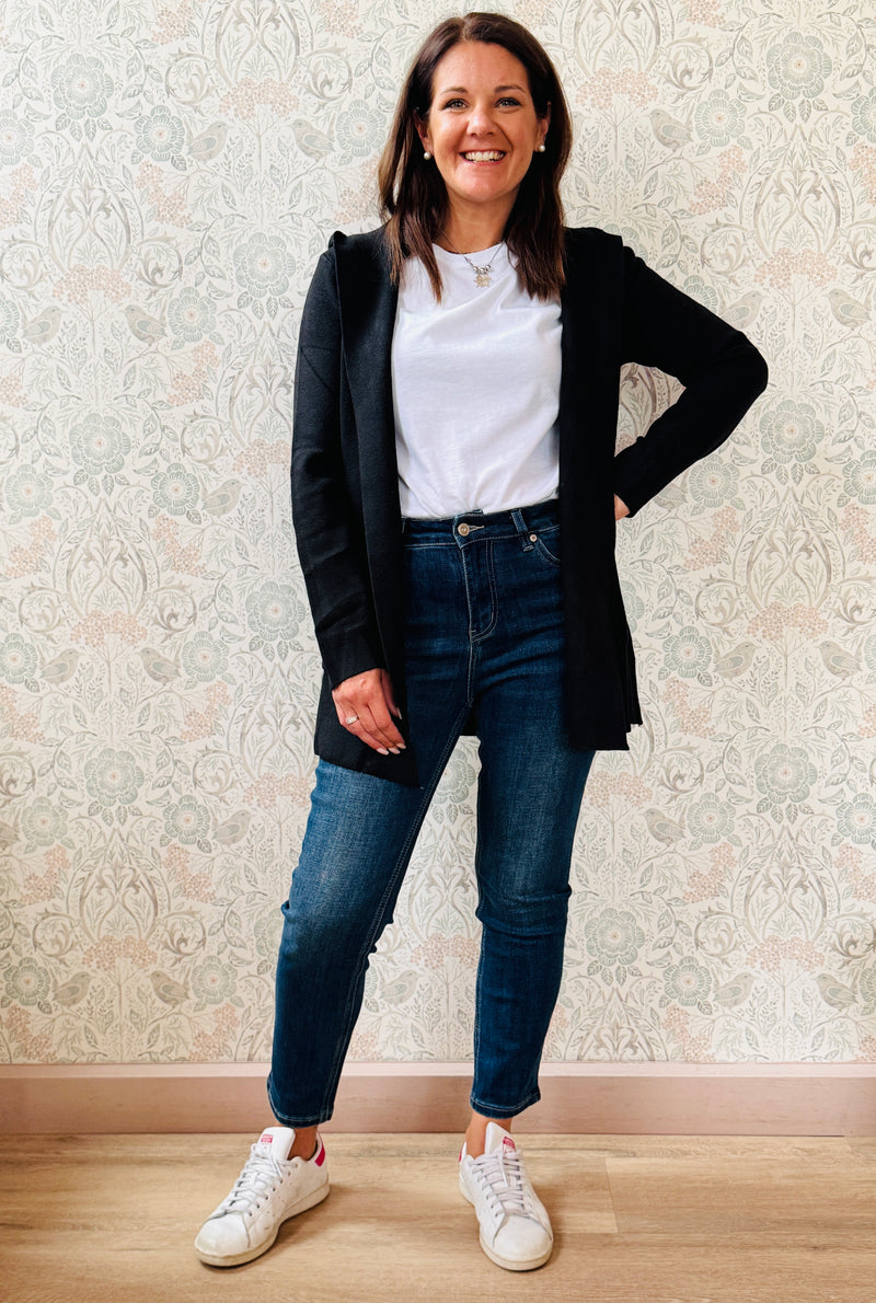 Cardigan da donna lungo con cappuccio e tasche a vista aperte sul davanti.  