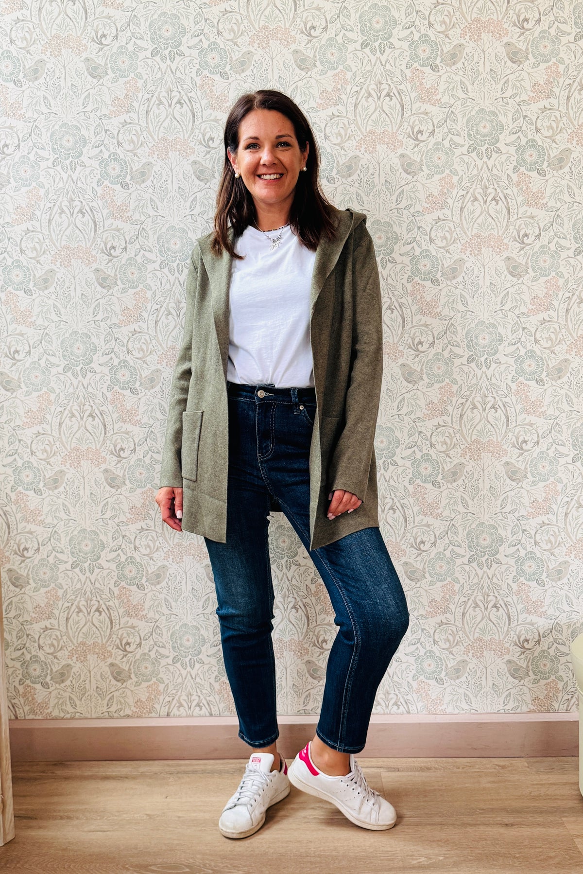 Cardigan da donna lungo con cappuccio e tasche a vista aperte sul davanti.  