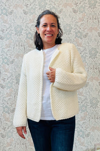 Il nostro intramontabile cardigan corto aperto con tasche a vista laterali. Vestibilità morbida e ampia perfetto anche come blazer autunnale. 