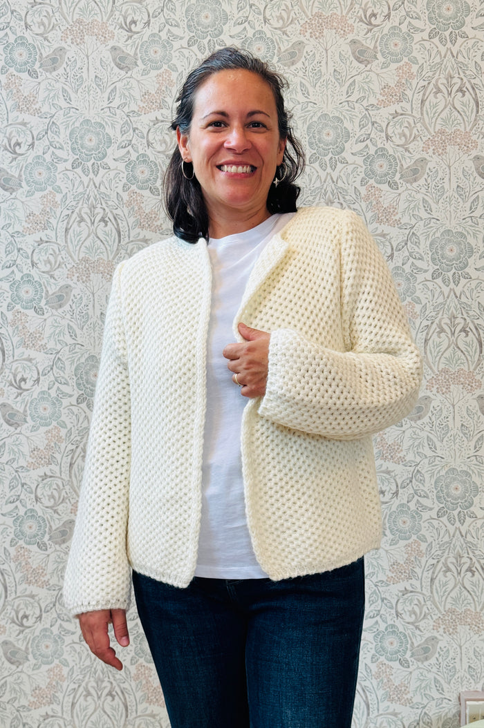 Il nostro intramontabile cardigan corto aperto con tasche a vista laterali. Vestibilità morbida e ampia perfetto anche come blazer autunnale. 