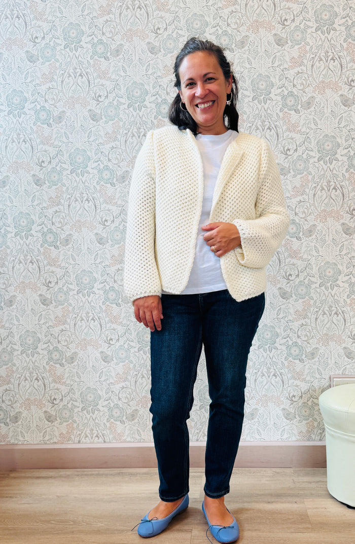 Il nostro intramontabile cardigan corto aperto con tasche a vista laterali. Vestibilità morbida e ampia perfetto anche come blazer autunnale. 