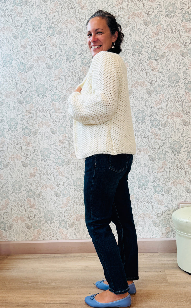 Il nostro intramontabile cardigan corto aperto con tasche a vista laterali. Vestibilità morbida e ampia perfetto anche come blazer autunnale.  